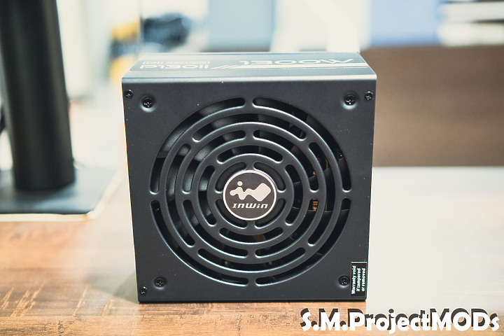 點我看大圖 嘿!InWin 迎廣 P130II 這款性能怪獸具備兩組PCI-E 5.0輸出。是一款十年保固的白金級電源
