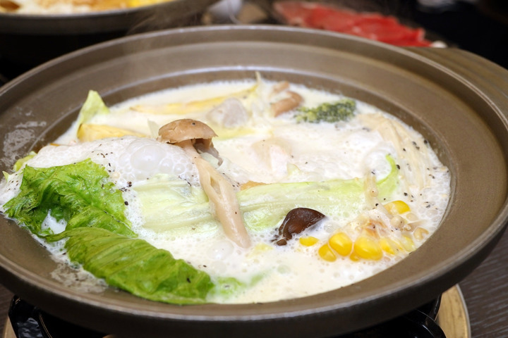 點我看大圖 台南美食火鍋【貍偷聚門鍋物】超過20種湯底!花雕雞乾鍋兩吃│酒香好醉人│菊花鍋意外好吃│剝皮辣椒用一整罐│番茄和松露鮮奶濃郁義式鍋│東區個人火鍋推薦