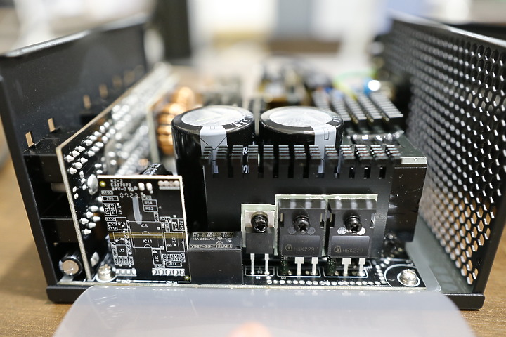 點我看大圖 嘿!InWin 迎廣 P130II 這款性能怪獸具備兩組PCI-E 5.0輸出。是一款十年保固的白金級電源