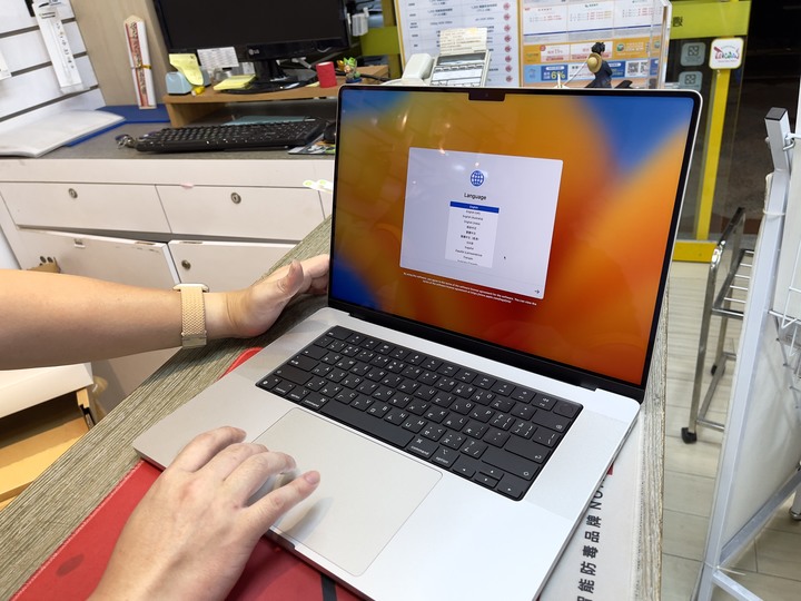 MacBook M2 Pro 16吋 — 太空灰色。簡易開箱
