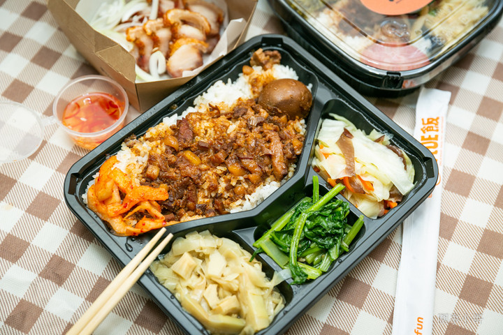 林口龜山美食-超美味館長便當火熱登場!脆皮燒肉也太好吃了啦~強烈建議自取喔!脆皮燒肉飯跟魯肉飯真超值,同學們不想吃吃看好吃又划算的館長便當嗎?(招手