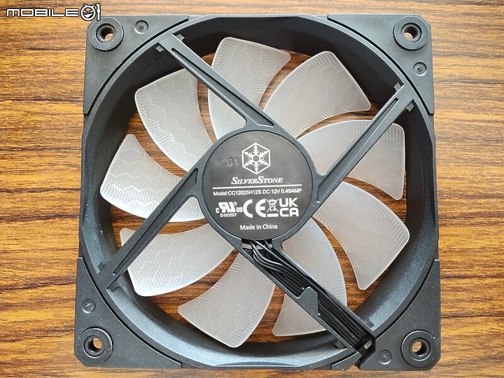 雞蛋糕爸爸開箱之炎熱退散 銀欣 SF120B-ARGB 神扇鯊鯊鯊