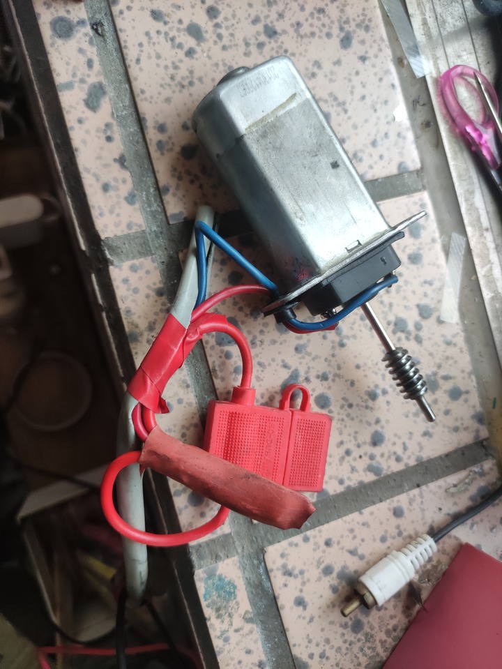 電動窗能降不能升維修