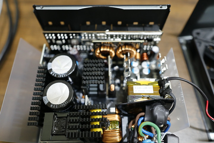 點我看大圖 嘿!InWin 迎廣 P130II 這款性能怪獸具備兩組PCI-E 5.0輸出。是一款十年保固的白金級電源