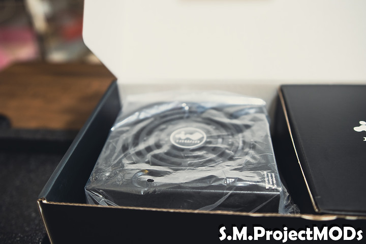 點我看大圖 嘿!InWin 迎廣 P130II 這款性能怪獸具備兩組PCI-E 5.0輸出。是一款十年保固的白金級電源