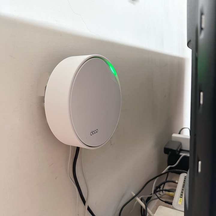 TP-Link Deco X50-PoE（3入組）設定超簡易，壁掛散熱強，無線網路速度有保障。