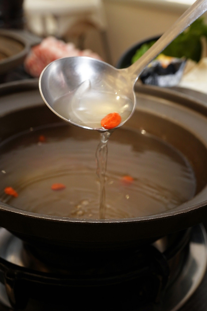 點我看大圖 台南美食火鍋【貍偷聚門鍋物】超過20種湯底!花雕雞乾鍋兩吃│酒香好醉人│菊花鍋意外好吃│剝皮辣椒用一整罐│番茄和松露鮮奶濃郁義式鍋│東區個人火鍋推薦