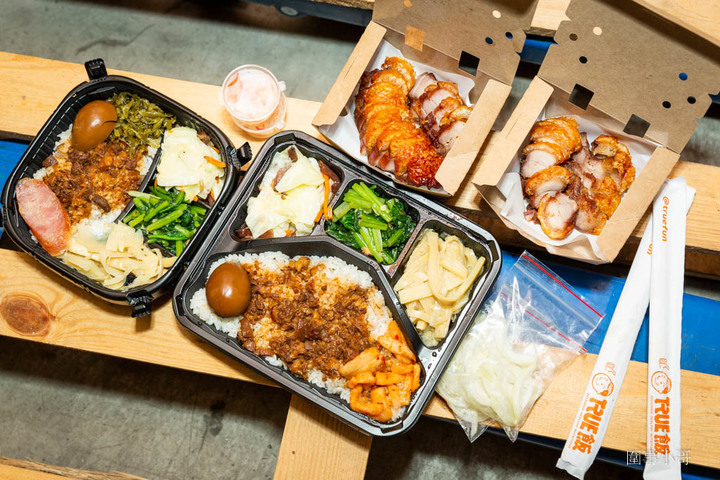 林口龜山美食-超美味館長便當火熱登場!脆皮燒肉也太好吃了啦~強烈建議自取喔!脆皮燒肉飯跟魯肉飯真超值,同學們不想吃吃看好吃又划算的館長便當嗎?(招手