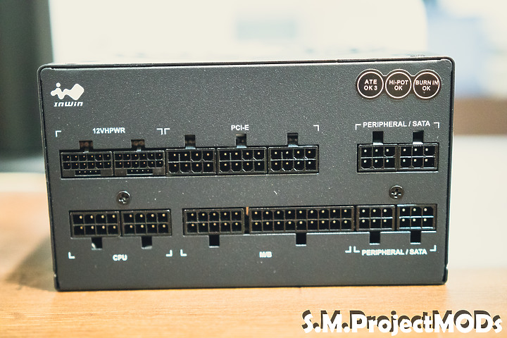 點我看大圖 嘿!InWin 迎廣 P130II 這款性能怪獸具備兩組PCI-E 5.0輸出。是一款十年保固的白金級電源