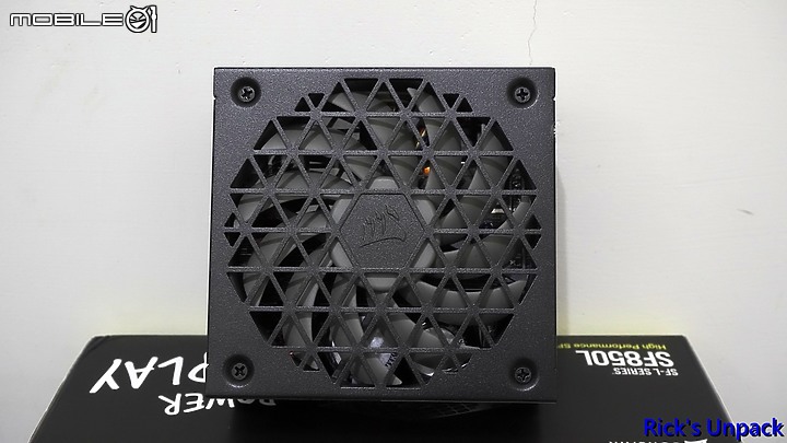 點我看大圖 【開箱】朦朧美、散熱佳直立小機殼 | CORSAIR 2000D RGB AIRFLOW + CORSAIR SF850L開箱