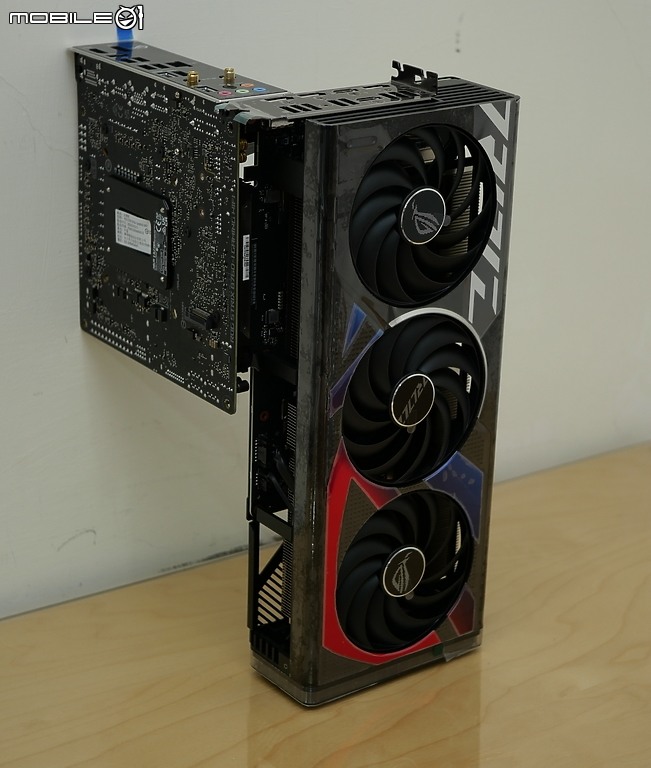 點我看大圖 信仰與外觀兼顧的中階卡 ROG Strix 4070 12GB OC 開箱