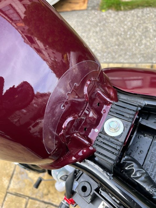 點我看大圖 【心得】CB350 pro 酒紅色 2023年式開箱,裡面居然有急救包