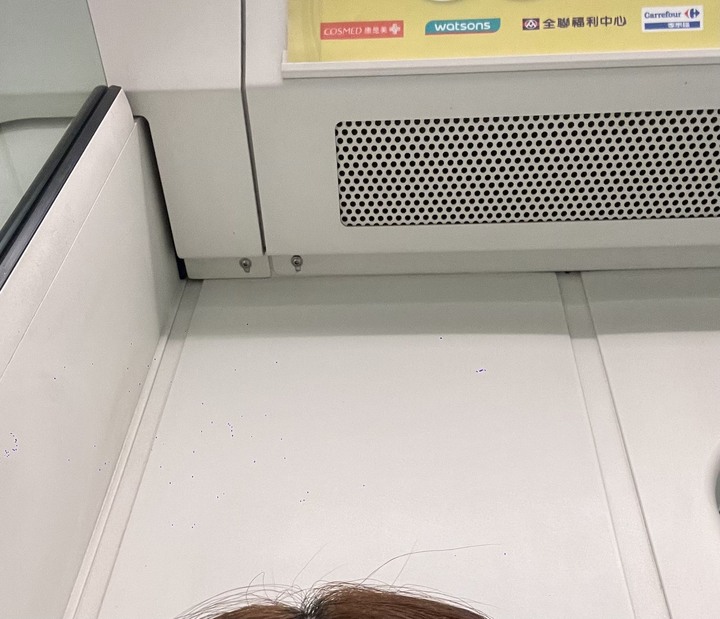 iphone 前置鏡頭（自拍鏡頭）內 有很多藍點