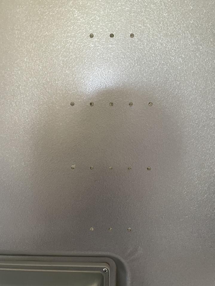 有人家裡的電冰箱背面（正後方）有打洞的嗎？