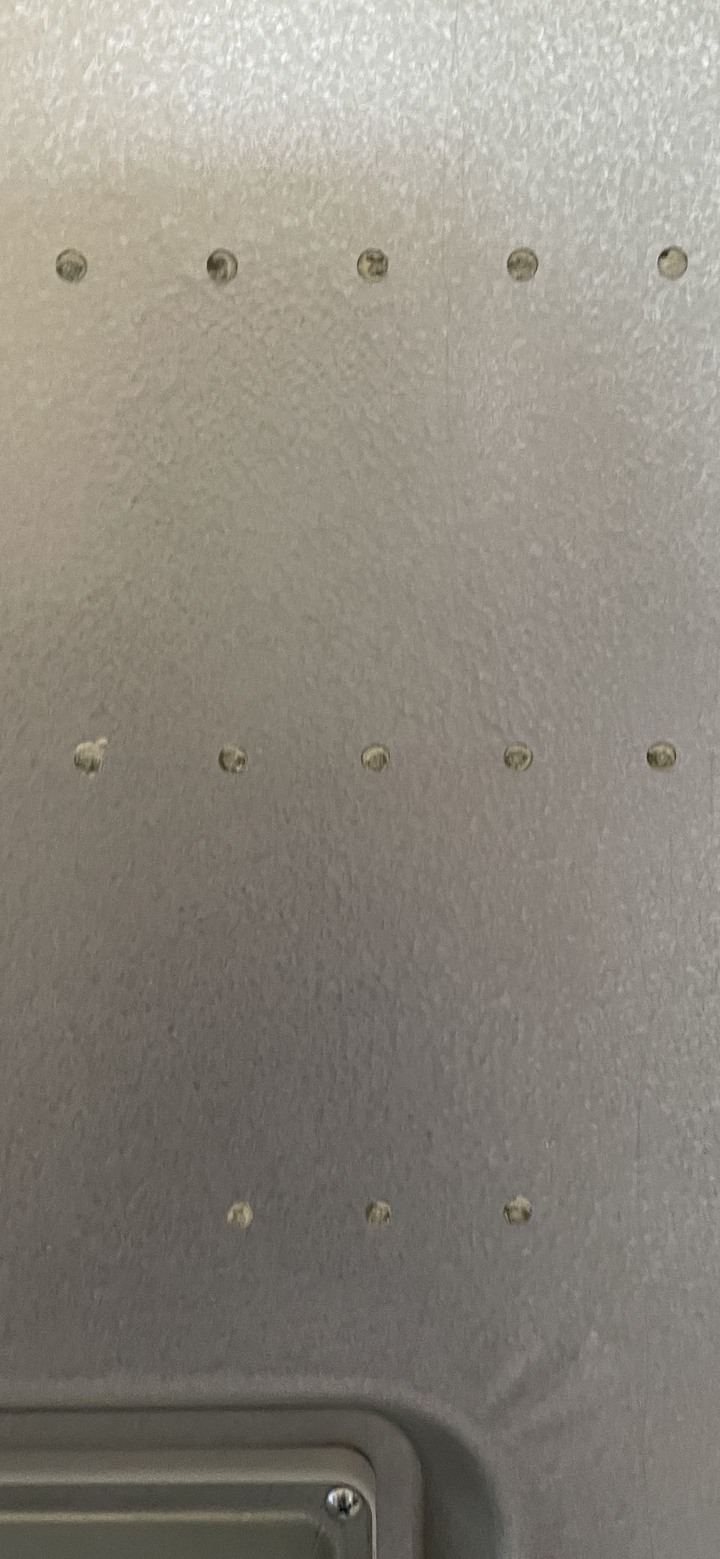 有人家裡的電冰箱背面（正後方）有打洞的嗎？