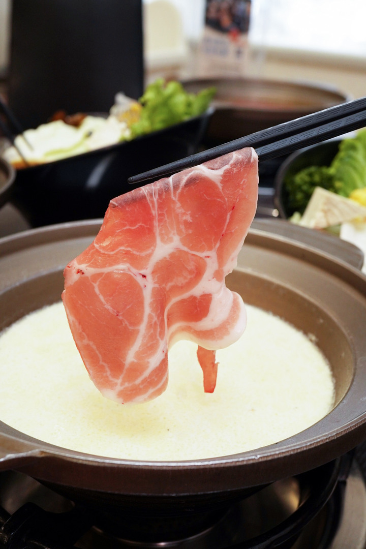 點我看大圖 台南美食火鍋【貍偷聚門鍋物】超過20種湯底!花雕雞乾鍋兩吃│酒香好醉人│菊花鍋意外好吃│剝皮辣椒用一整罐│番茄和松露鮮奶濃郁義式鍋│東區個人火鍋推薦