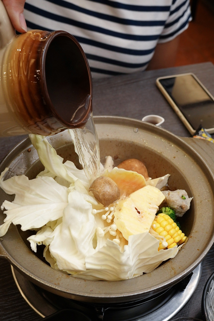 點我看大圖 台南美食火鍋【貍偷聚門鍋物】超過20種湯底!花雕雞乾鍋兩吃│酒香好醉人│菊花鍋意外好吃│剝皮辣椒用一整罐│番茄和松露鮮奶濃郁義式鍋│東區個人火鍋推薦