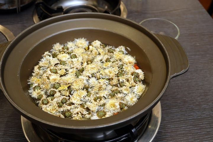 點我看大圖 台南美食火鍋【貍偷聚門鍋物】超過20種湯底!花雕雞乾鍋兩吃│酒香好醉人│菊花鍋意外好吃│剝皮辣椒用一整罐│番茄和松露鮮奶濃郁義式鍋│東區個人火鍋推薦