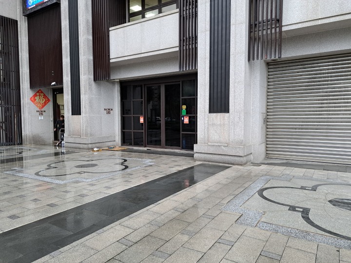 林口龜山美食-超美味館長便當火熱登場!脆皮燒肉也太好吃了啦~強烈建議自取喔!脆皮燒肉飯跟魯肉飯真超值,同學們不想吃吃看好吃又划算的館長便當嗎?(招手