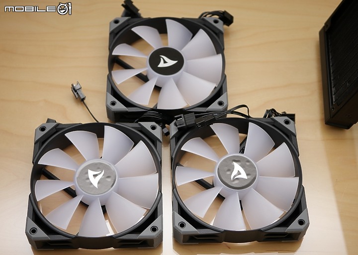 點我看大圖 旋剛 Sharkoon 緊湊型一體 AIO 水冷 S90 RGB 開箱