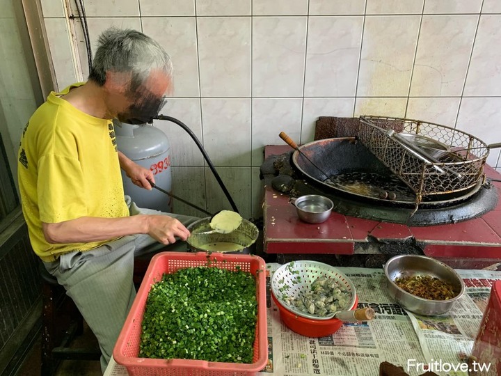 彰化美食-在地人推薦的蚵仔炸，外皮酥脆，內餡飽滿，蚵仔鮮嫩多汁