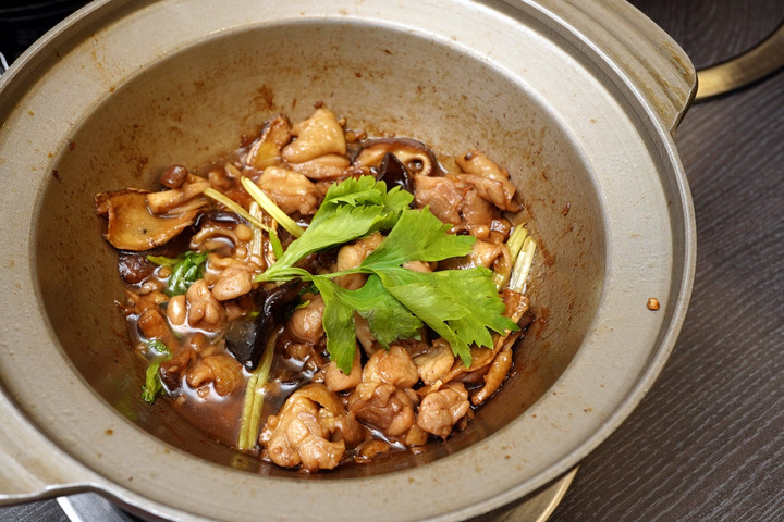 點我看大圖 台南美食火鍋【貍偷聚門鍋物】超過20種湯底!花雕雞乾鍋兩吃│酒香好醉人│菊花鍋意外好吃│剝皮辣椒用一整罐│番茄和松露鮮奶濃郁義式鍋│東區個人火鍋推薦