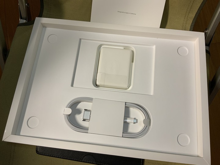 MacBook M2 Pro 16吋 — 太空灰色。簡易開箱