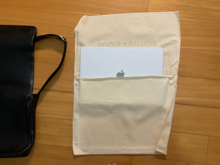 MacBook M2 Pro 16吋 — 太空灰色。簡易開箱