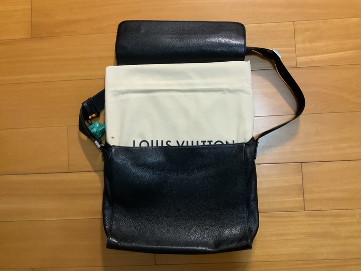 MacBook M2 Pro 16吋 — 太空灰色。簡易開箱