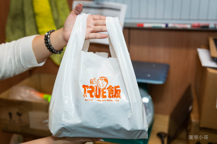 林口龜山美食-超美味館長便當火熱登場!脆皮燒肉也太好吃了啦~強烈建議自取喔!脆皮燒肉飯跟魯肉飯真超值,同學們不想吃吃看好吃又划算的館長便當嗎?(招手