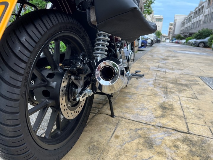點我看大圖 【心得】CB350 pro 酒紅色 2023年式開箱,裡面居然有急救包