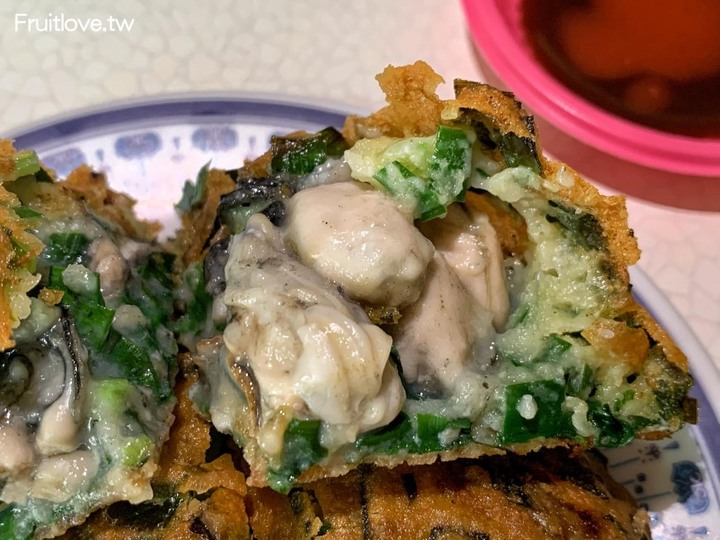 彰化美食-在地人推薦的蚵仔炸，外皮酥脆，內餡飽滿，蚵仔鮮嫩多汁