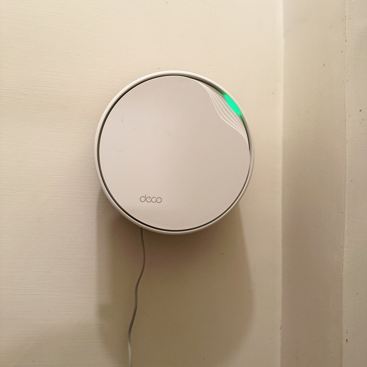 TP-Link Deco X50-PoE（3入組）設定超簡易，壁掛散熱強，無線網路速度有保障。