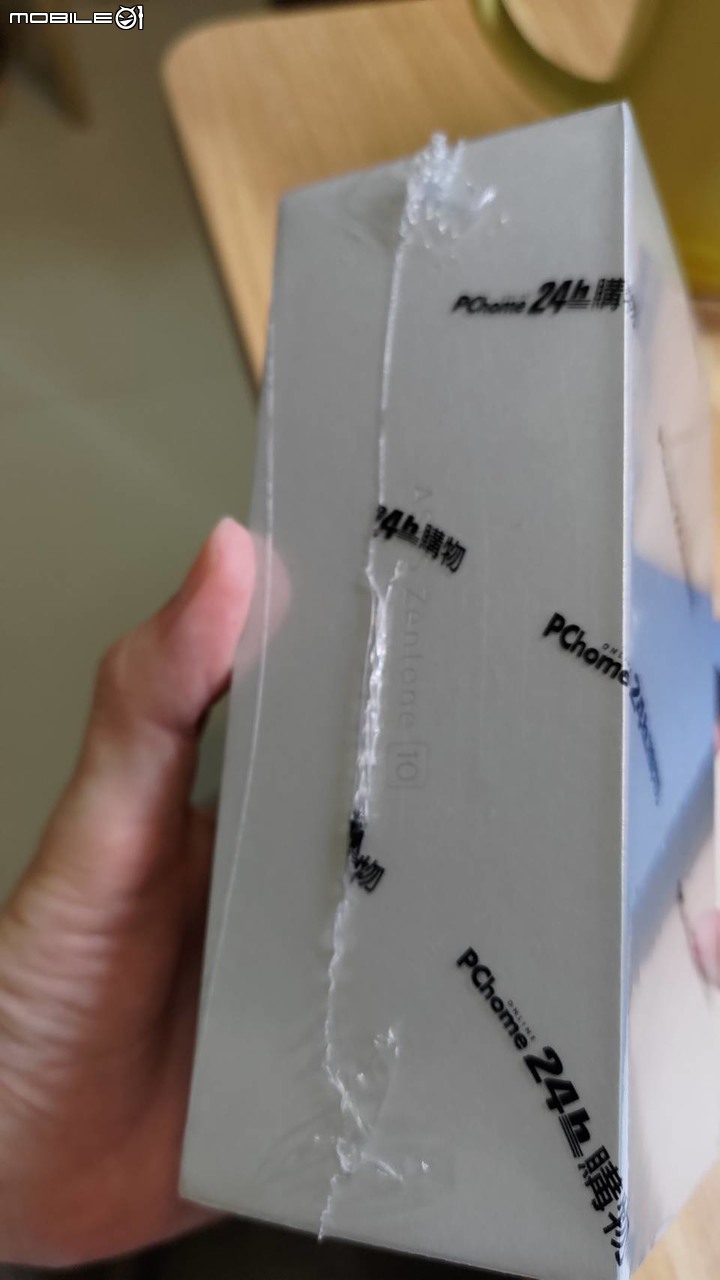 請問有人在PCHome24購物買Zenfone10嗎? 外盒封膜是否跟原廠不一樣?