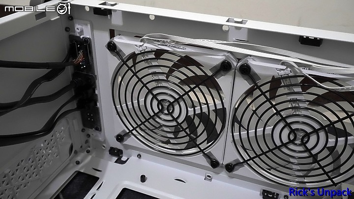 點我看大圖 【開箱】朦朧美、散熱佳直立小機殼 | CORSAIR 2000D RGB AIRFLOW + CORSAIR SF850L開箱