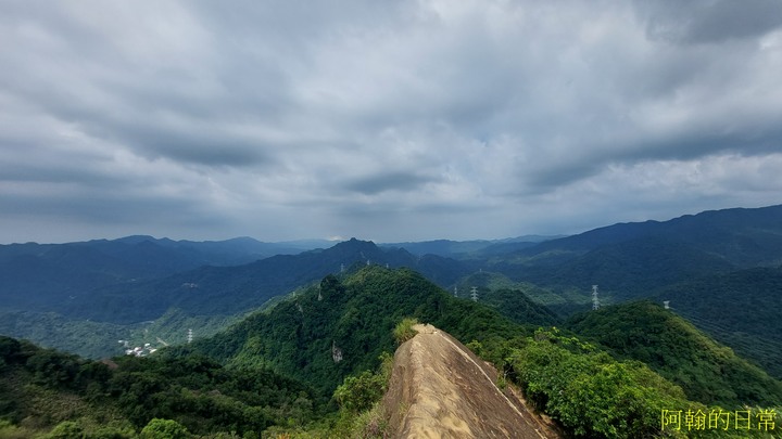 攀爬拉繩 北部三大岩場之一 皇帝殿西峰、東峰|優美天空、山巒景色|O型環狀路線