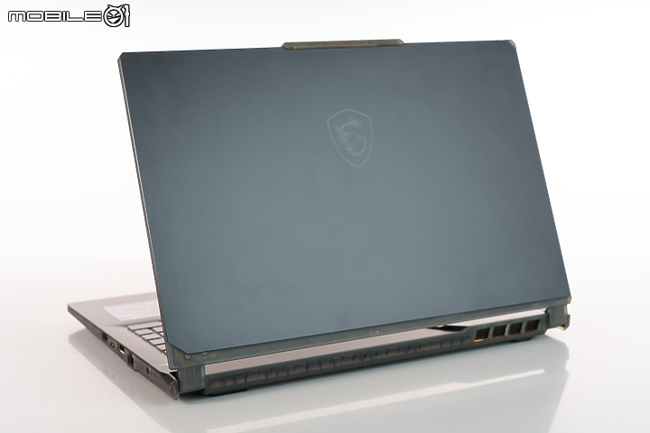 MSI Cyborg 15 A12V 實測報告|以前衛科幻語彙打造效能電競