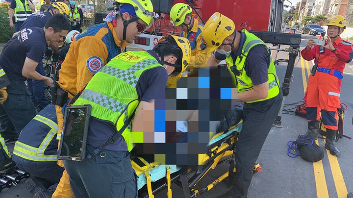 台中南屯工安意外！2人跌落下水道深坑，越籍工人喪命