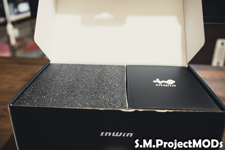 點我看大圖 嘿!InWin 迎廣 P130II 這款性能怪獸具備兩組PCI-E 5.0輸出。是一款十年保固的白金級電源