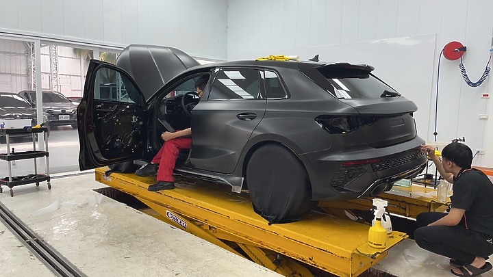 【Audi RS3 炫光黑】選配/開箱/包膜/消光犀牛皮/改裝/外拍 圖多分享