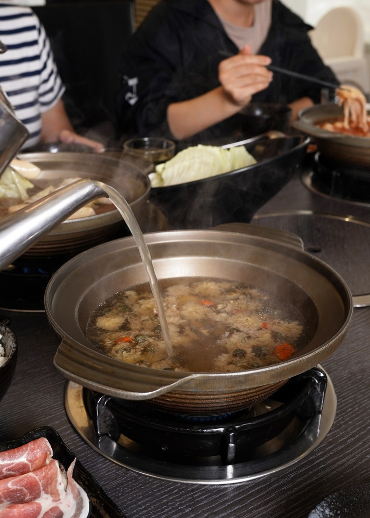 點我看大圖 台南美食火鍋【貍偷聚門鍋物】超過20種湯底!花雕雞乾鍋兩吃│酒香好醉人│菊花鍋意外好吃│剝皮辣椒用一整罐│番茄和松露鮮奶濃郁義式鍋│東區個人火鍋推薦
