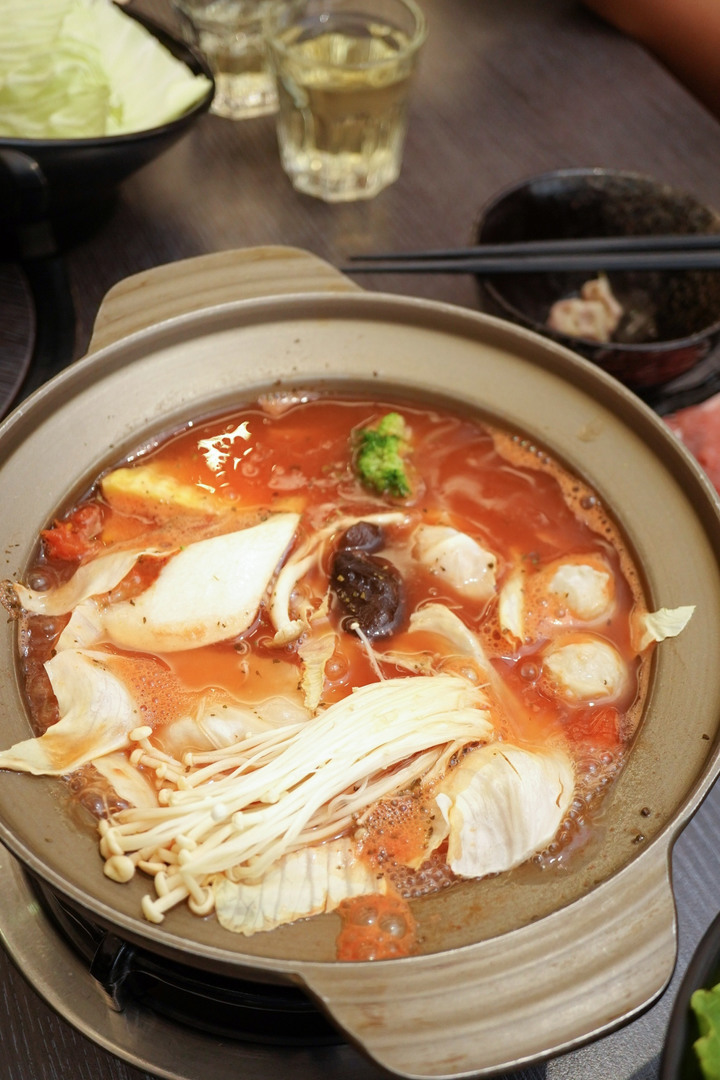點我看大圖 台南美食火鍋【貍偷聚門鍋物】超過20種湯底!花雕雞乾鍋兩吃│酒香好醉人│菊花鍋意外好吃│剝皮辣椒用一整罐│番茄和松露鮮奶濃郁義式鍋│東區個人火鍋推薦