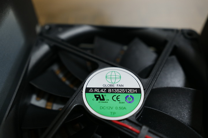 點我看大圖 嘿!InWin 迎廣 P130II 這款性能怪獸具備兩組PCI-E 5.0輸出。是一款十年保固的白金級電源