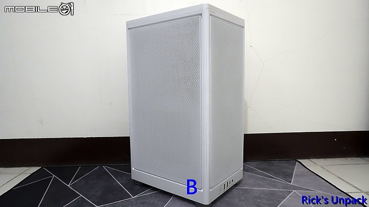 點我看大圖 【開箱】朦朧美、散熱佳直立小機殼 | CORSAIR 2000D RGB AIRFLOW + CORSAIR SF850L開箱