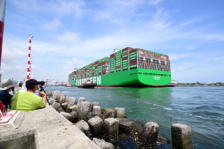 點我看大圖 Z9和Z8及Z30合力拍巨輪:長榮海運長崇輪(EVER ACME)