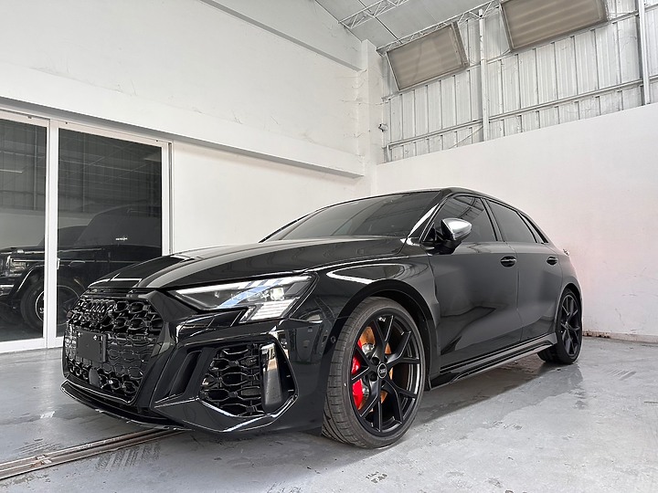 【Audi RS3 炫光黑】選配/開箱/包膜/消光犀牛皮/改裝/外拍 圖多分享
