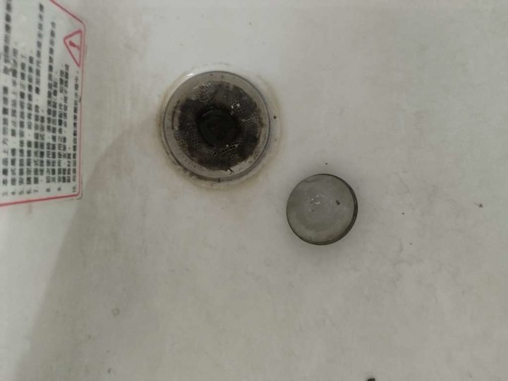 這個洗水台排水孔.要怎麼拆...