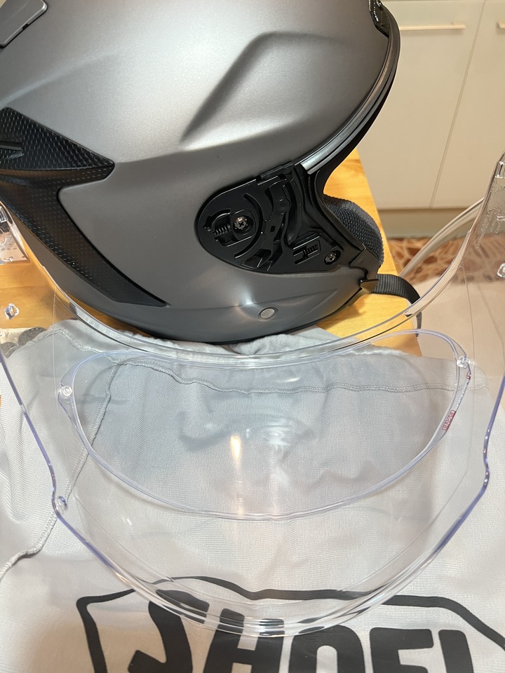 SHOEI J-FORCE IV的防霧片咋裝阿