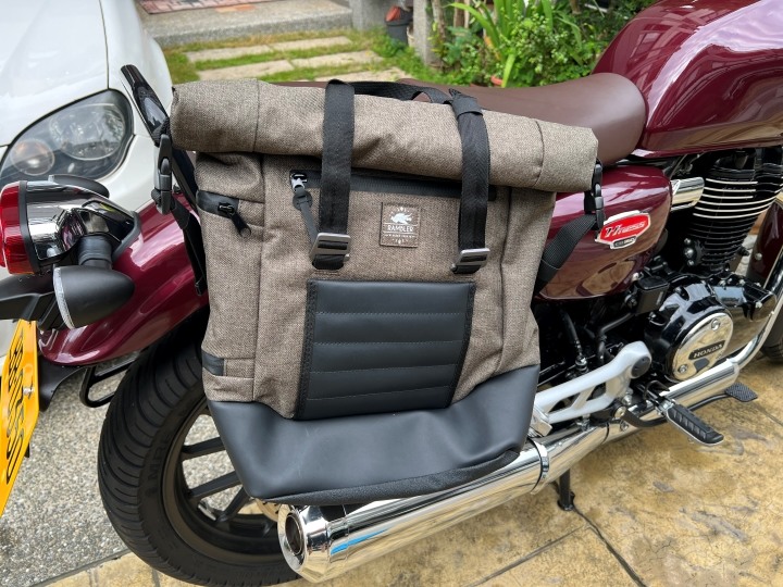 點我看大圖 【心得】CB350 pro 酒紅色 2023年式開箱,裡面居然有急救包