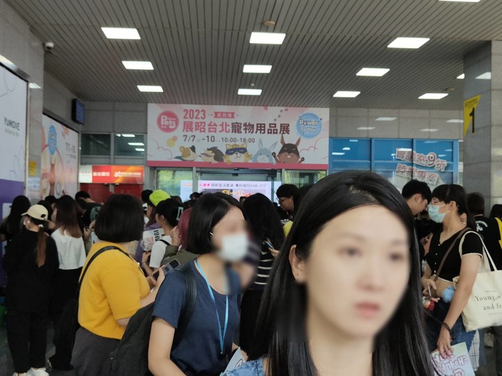 今天逛2023台北寵物展 疫情解封逛展人潮多，好康也多多~
